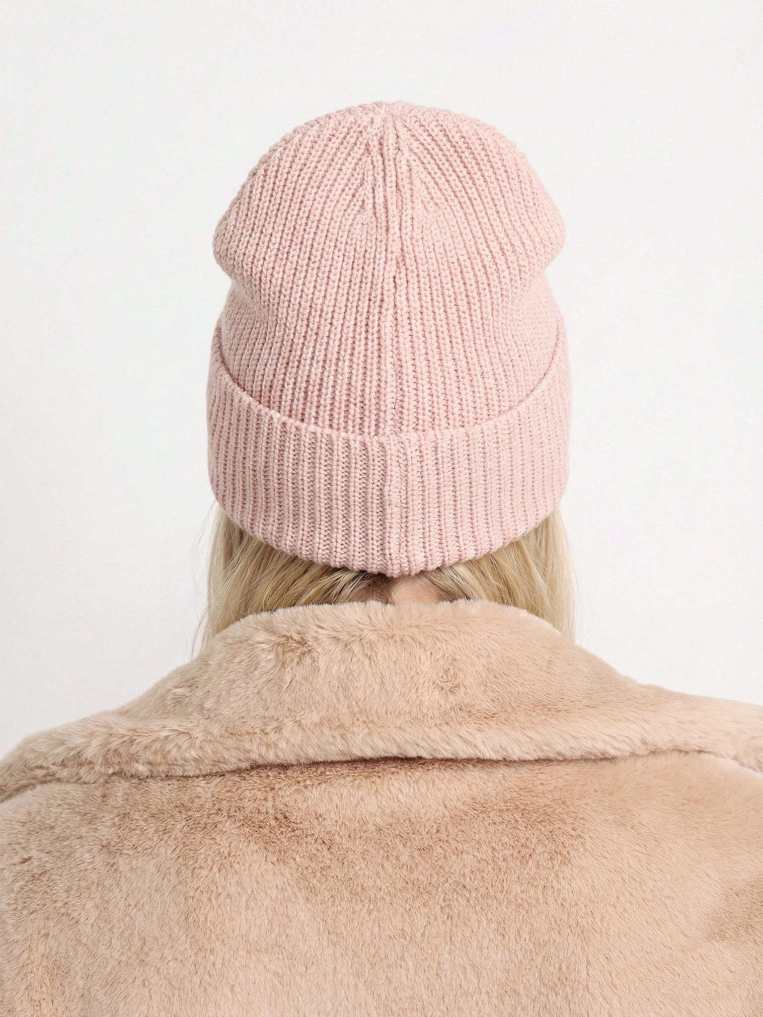 Шапка-бини светло-розового цвета с отворотом из хлопка